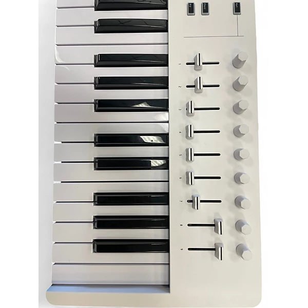 Used Arturia Keylab Essential 61 MIDI Controller 6 Used Arturia Keylab Essential 61 MIDI Controller